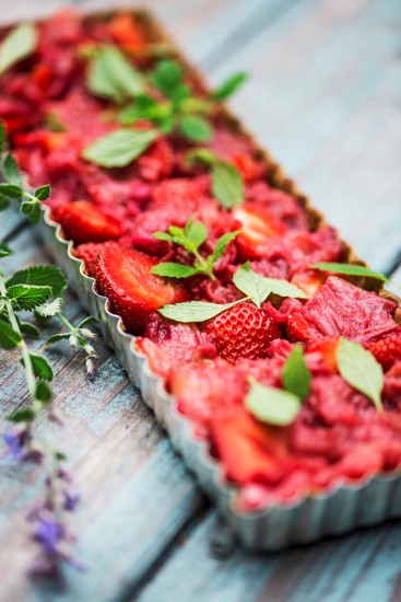 Rhubarb & strawberry tart with chocolate
