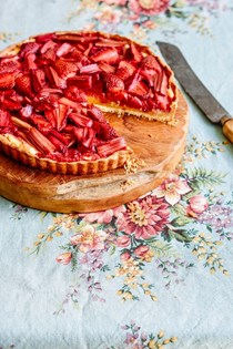 Rhubarb & strawberry vanilla frangipane tart