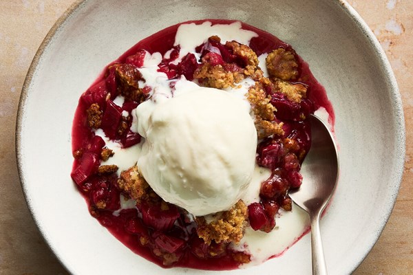 Rhubarb-almond crumble 
