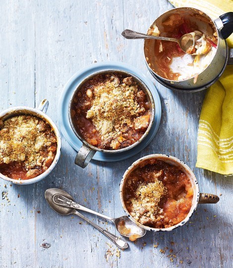 Rhubarb and amaretti crumbles