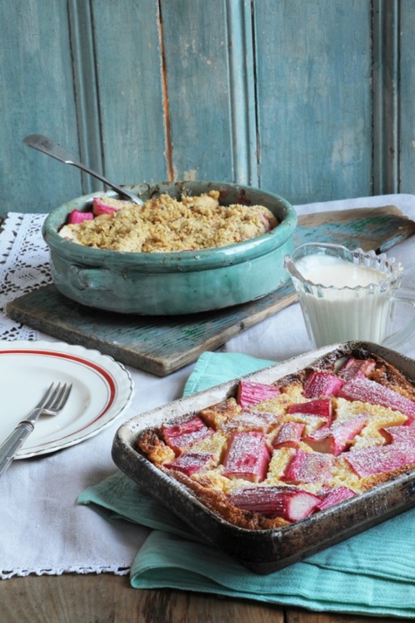 Rhubarb and apple crumble with hazelnut crust