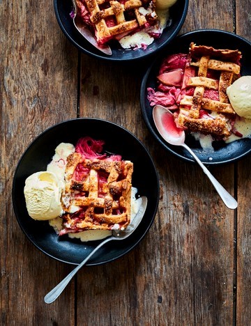Rhubarb and apple pie