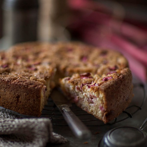 Rhubarb and cream cake