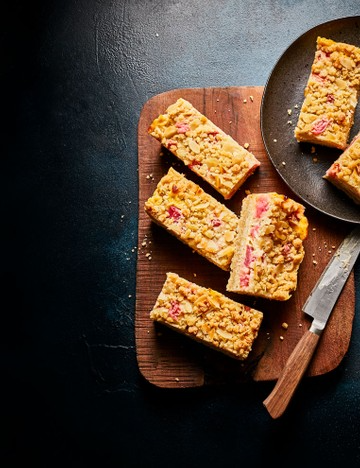 Rhubarb and custard crumble bars