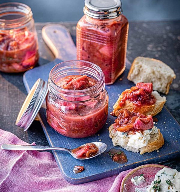 Rhubarb and fig chutney