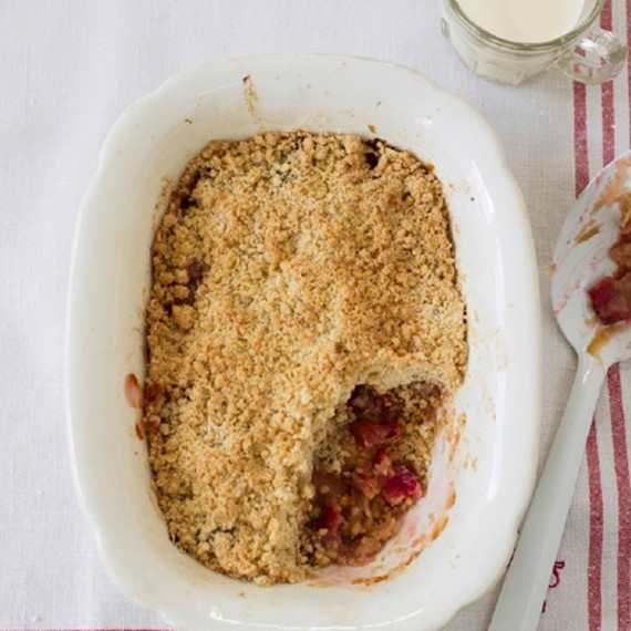 Rhubarb and ginger crumble