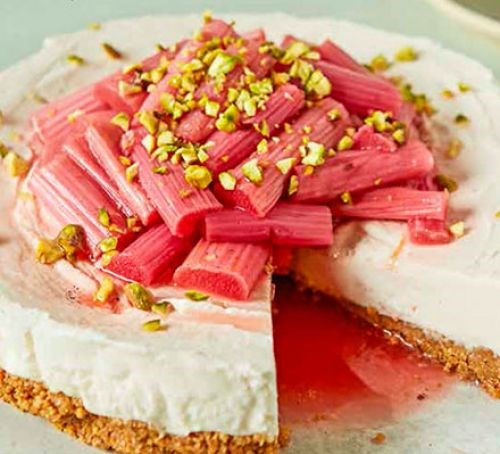 Rhubarb and gingernut cheesecake