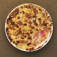 Rhubarb and pecan praline crumble