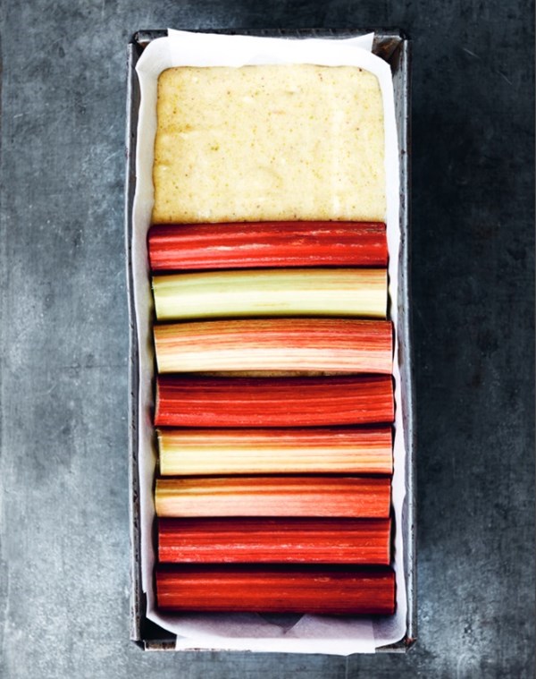Rhubarb and pistachio cake 