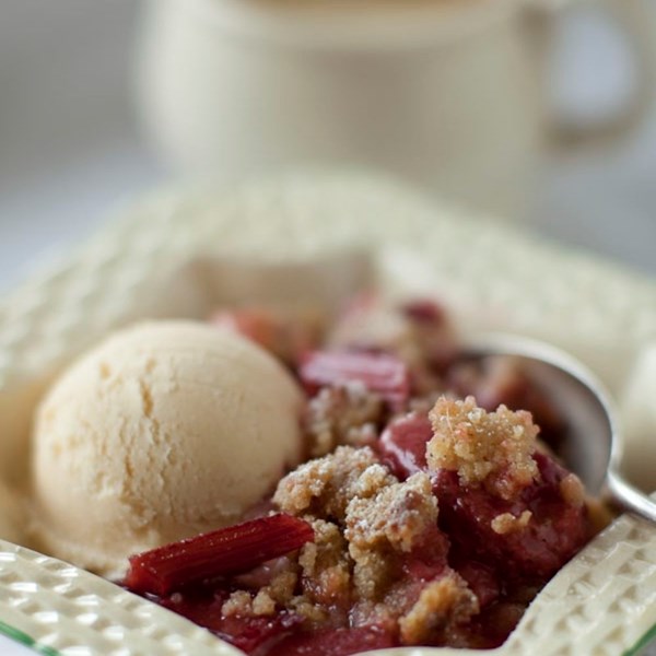 Rhubarb and strawberry crumble