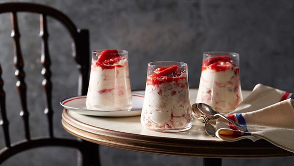 Rhubarb and strawberry fool 