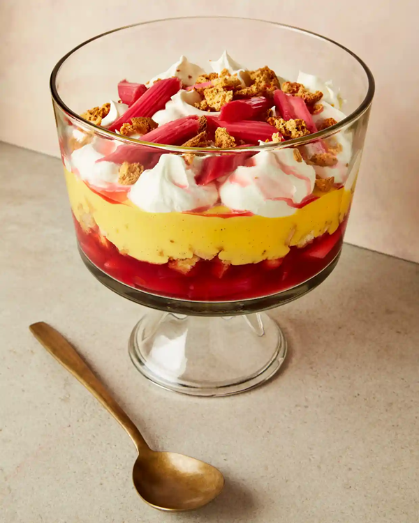 Rhubarb and vermouth trifle with amaretti