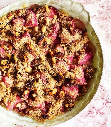 Rhubarb and walnut crisp
