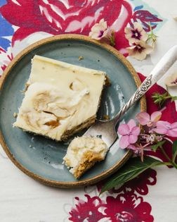 Rhubarb cheesecake bars