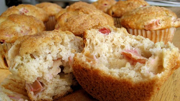 Rhubarb, cinnamon and yoghurt muffins