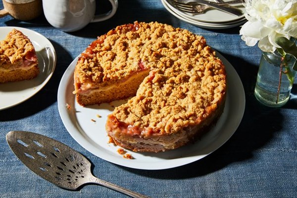 Rhubarb coffee cake with cardamom-ginger crumble 