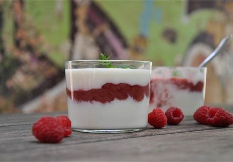 Rhubarb compote and yogurt parfait (Compote de rhubarbe avec yaourt)