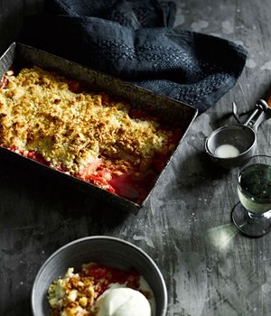 Rhubarb crumble