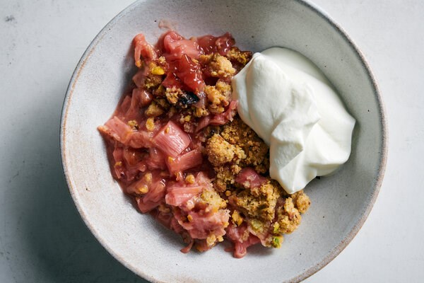 Rhubarb crumble