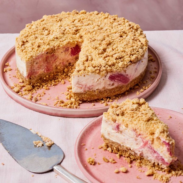 Rhubarb crumble cheesecake