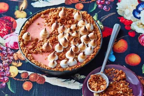 Rhubarb crumble meringue pie
