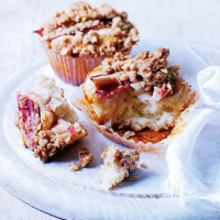 Rhubarb crumble muffin
