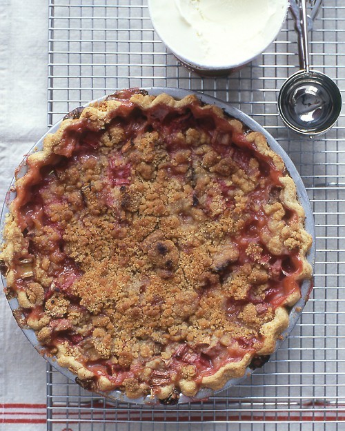 Rhubarb crumble pie