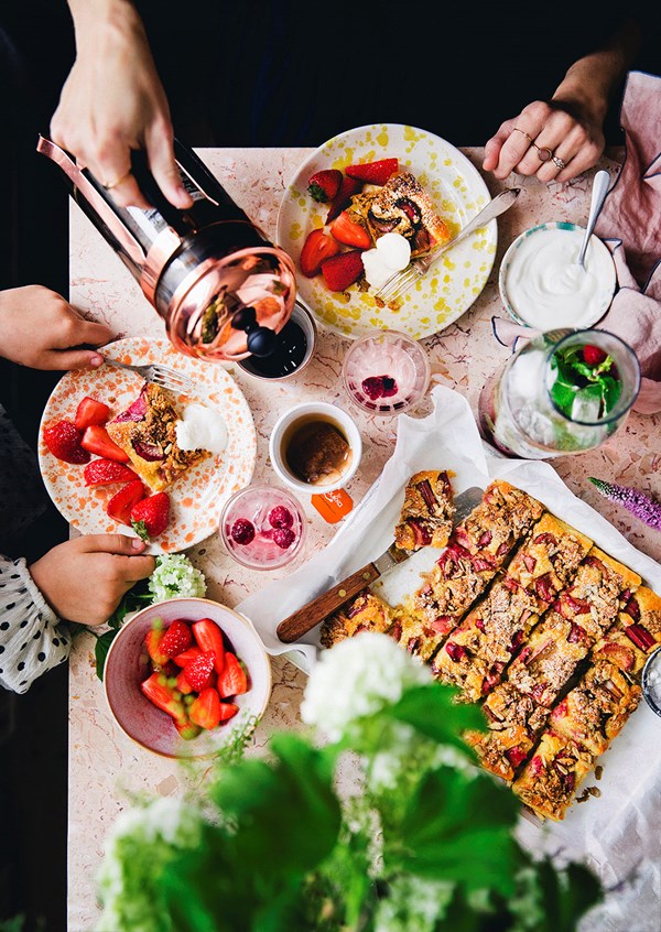 Rhubarb crumble sheet cake