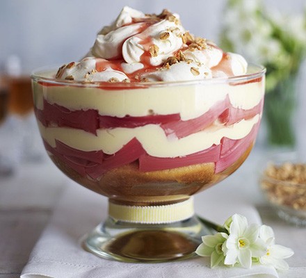 Rhubarb crumble trifle