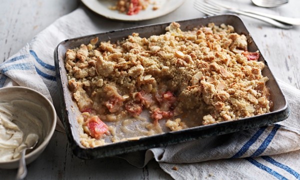 Rhubarb crumble with whipped cheese and mace