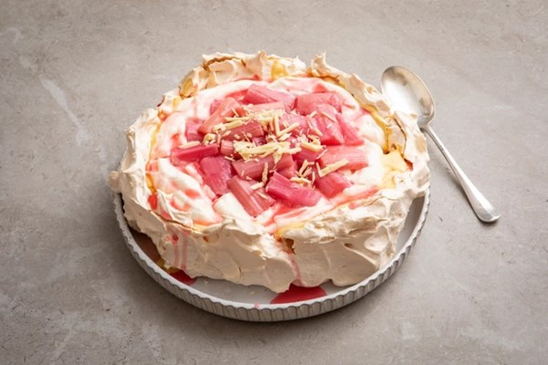 Rhubarb, custard and white chocolate Pavlova