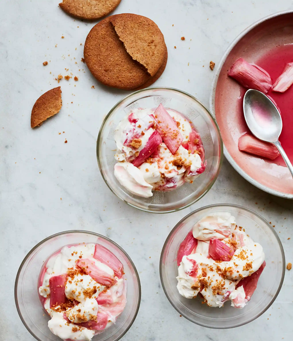 Rhubarb fool and ginger biscuits