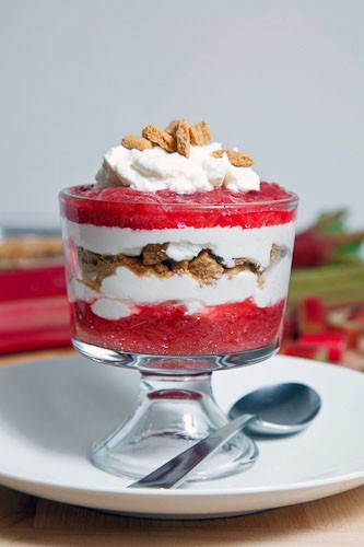 Rhubarb fool with gingersnap crumbs
