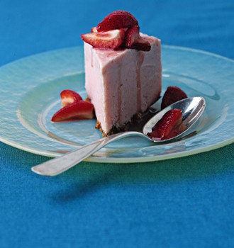 Rhubarb frozen yogurt torte