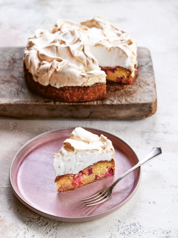 Rhubarb meringue cake