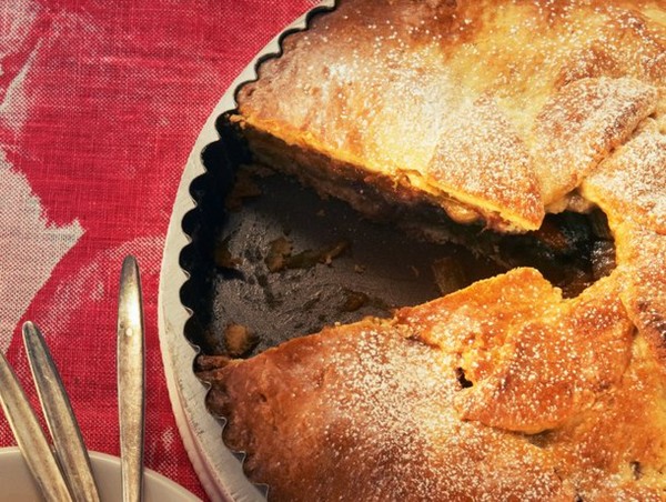 Rhubarb pie with almond paste