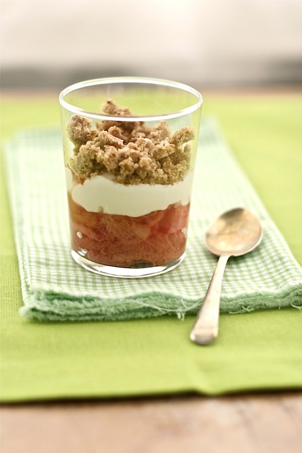 Rhubarb quark crumble
