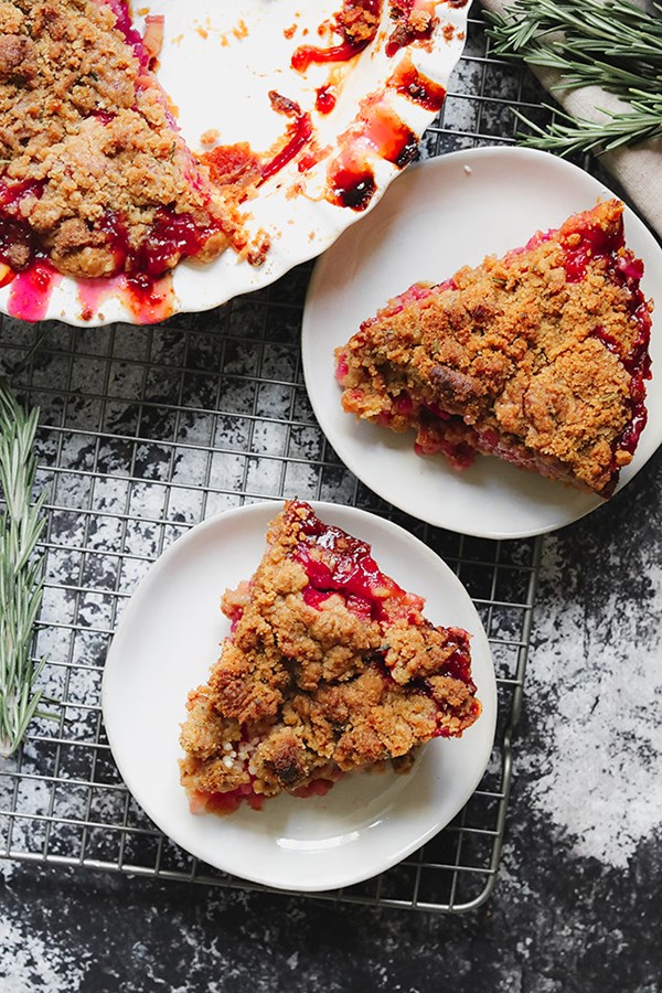 Rhubarb rosemary streusel pie