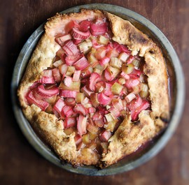 Rhubarb-sour cream crostata
