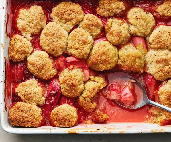 Rhubarb, strawberry & elderflower 'scrumble'