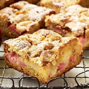 Rhubarb, vanilla and soured cream crumb cake