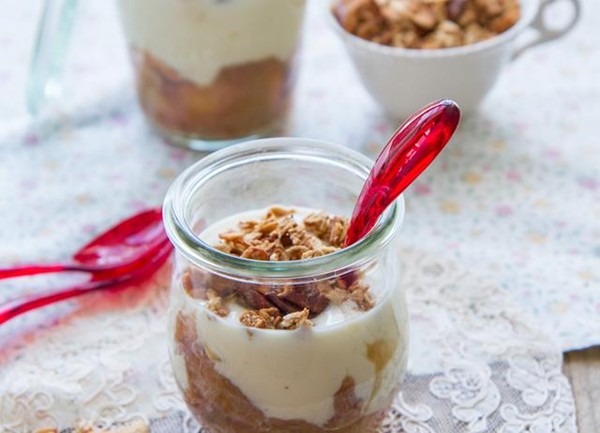 Rhubarb vanilla pots with granola