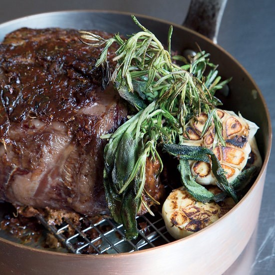 Rib-eye roast with black garlic-red wine gravy