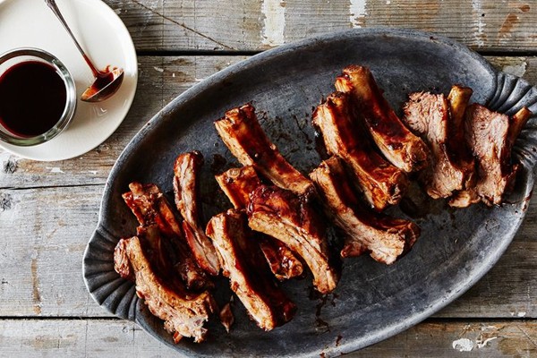 Ribs with black currant barbecue sauce