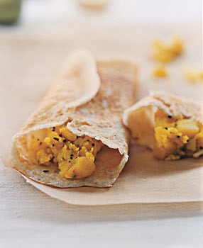 Rice and lentil crêpes with potato filling (Masala dosas)