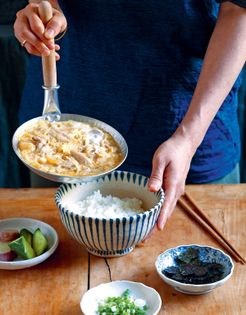 Rice bowl with chicken and omelette (Oyako-don)
