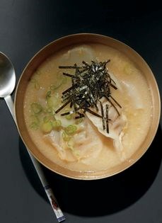 Rice cake and dumpling soup (Tteok-mandu guk)