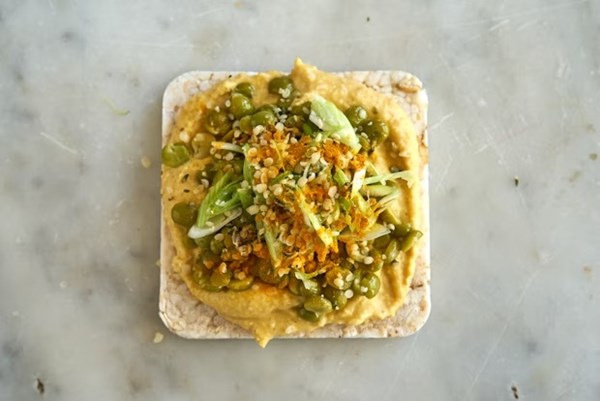 Rice cake with turmeric hummus