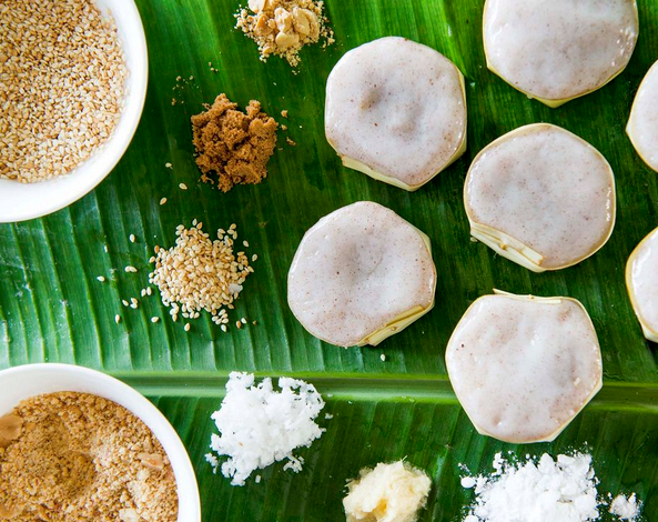 Rice cakes stuffed with coconut and brown sugar (Yi bua)