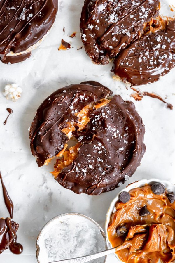 Rice cakes with dulce de leche and dark chocolate